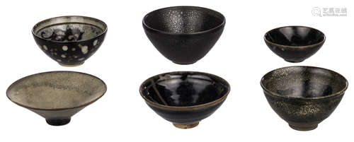 Four Chinese tenmoku bowls of the Southern Song type and one ditto Japanese bowl; added a ditto Chinese yizhou tenmoku bowl, H 4,1 - 7,2 - ø 9,6 - 14,4 cm