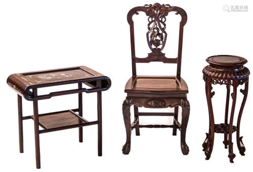 A Chinese carved hardwood chair and soccle; added a ditto occasional table with mother of pearl inlay, H 57 - 99 - W 46 - 61 - D 39,5 - 49 cm