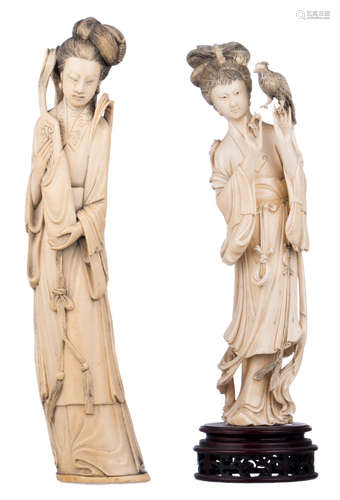 Two Chinese ivory carved figures depicting court ladies, one figure marked, first half of the 20thC, one figure on a matching wooden stand, H 30 - 35,5 cm (without stand) - Weight: about 885 - 986g