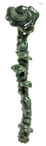 A Chinese carved 'spinach jade' ruyi scepter, H 5,5 - L 33,5 cm 