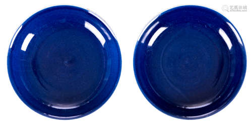 A pair of Chinese blue monochrome glazed dishes, Kangxi marked, H 4 - ø 16,5 cm