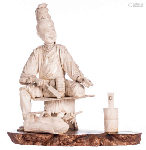 A Japanese bone and ivory okimono of a resting street seller, on a burl wooden base, early Meiji period, H 25,3 (statue) - 27,7 cm (total) - Total weight: about 1230g