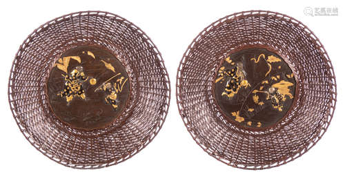 Two gilt bronze and copper Japanese dishes, the centre relief decorated with animated scenes, H 3,5 - ø 28 cm