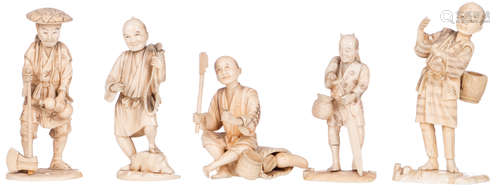 Five Japanese ivory okimono depicting charming scenes from daily life in the Meiji period, H 11 - 15 cm - Weight: 787g