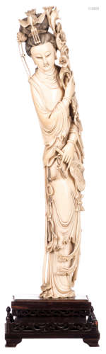 A Chinese beauty, ivory with engraved decoration, on a matching wooden base, late 19th - early 20thC, H 56 (without base) - 65 cm (with base) - Weight: about 3668g (with base)