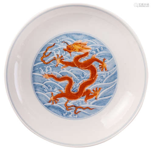 A Chinese blue and white iron red dragon decorated plate, marked Yongzheng, ø 14,5 cm