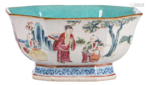 A Chinese octagonal overall famille rose decorated bowl with an animated scene, with a Qianlong mark, H 8 - ø 17,5 cm