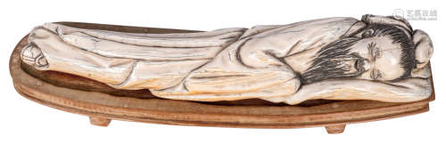 An ivory figure depicting the sleeping poet Li Bai, probably mammoth ivory, late 19th - early 20thC, on a wooden base, H 31 cm - Weight: 877g