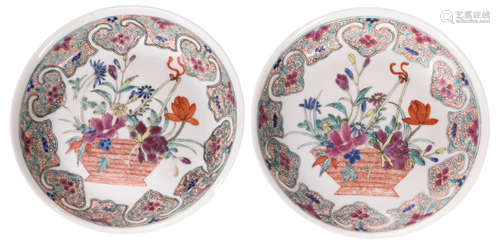 Two Chinese polychrome decorated dishes with a flower basket, ø 19 cm