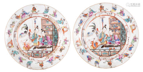 A pair of Chinese famille rose dishes, decorated with an animated scene and the Eight Immortals, 18thC, ø 23 cm