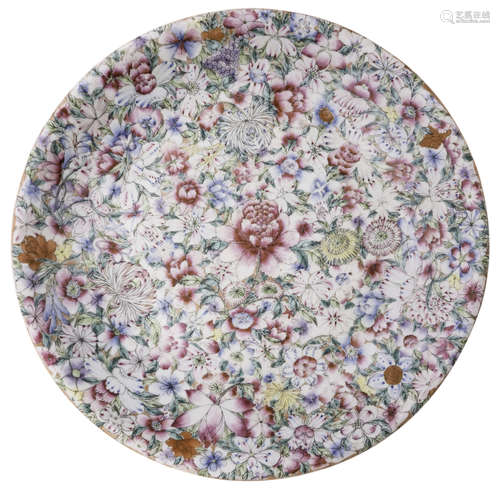 A Chinese mille fleurs plate, marked Qianlong, H 7 - ø 41 cm