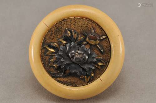 Kagamibuta Netsuke. Japan. 19th century. Mixed metal