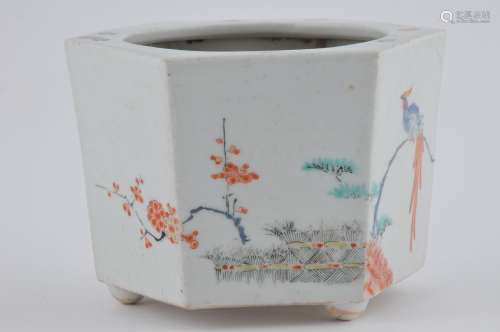 Porcelain censer. Japan. 18th century. Kakiemon ware.