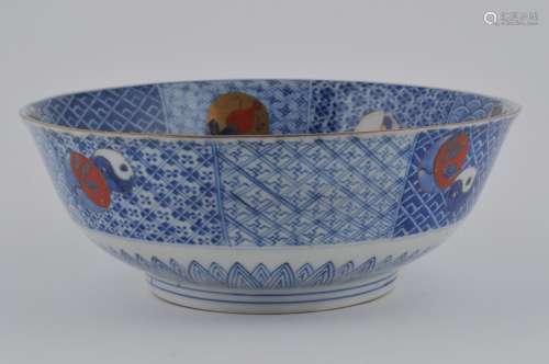 Porcelain bowl. Japan. Meiji period. (1868-1912). Imari