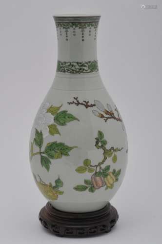 Porcelain vase. Japan. Meiji period. (1868-1912).