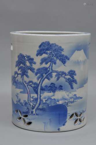 Porcelain brazier. Japan. Meiji period. (1868-1912).