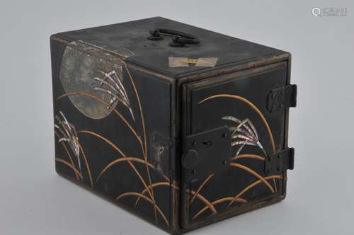 Valuables box. Japan. 19th century. Black lacquer with