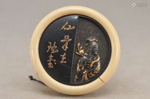 Kagamibuta Netsuke. Japan. 19th century. Shakudo inlaid