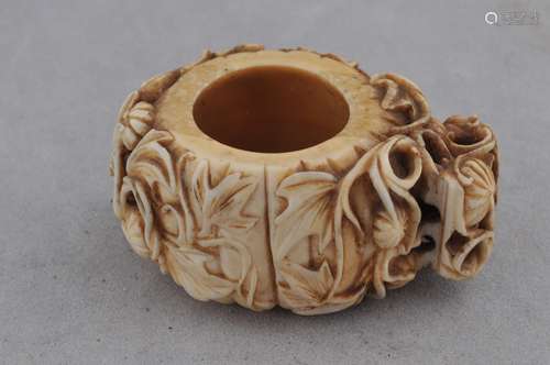 Ivory bird feeder. China. 18th century. Surface carved