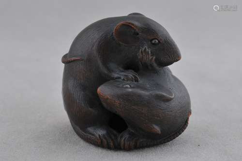 Wooden Netsuke. Japan. 19th century. Study of a pair of