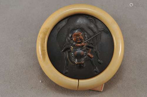 Kagamibuta Netsuke. Japan. 19th century. Mixed metal