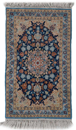 An Oriental rug floral decorated with central medaillon, wool on cotton, 67 x 114 cm