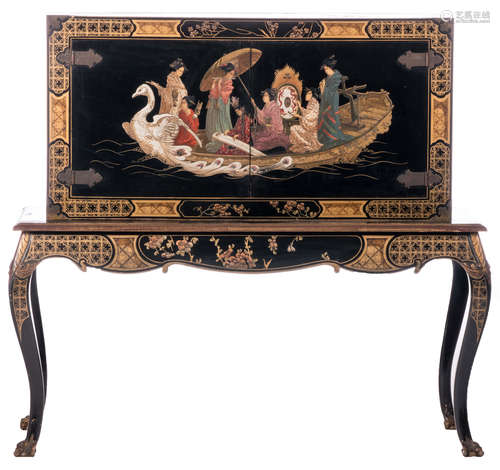 An Oriental gilt and polychrome lacquered cabinet-on-stand with a chinoiserie scene, H 130 - W 140 - D 60,5 cm