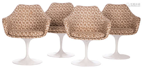 Four tulip arm chairs, design by Eero Saarinen, produced by Knoll, H 83 - W 67 cm