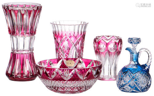 A lot of various cut crystal items (three vases, one bowl and one carafe), H 11 - 30,5 - W 25 cm (bowl)