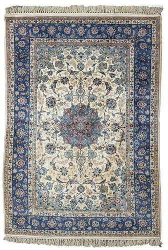 An Oriental rug with floral motifs, Isfahan, wool on cotton, 157,5 x 219 cm