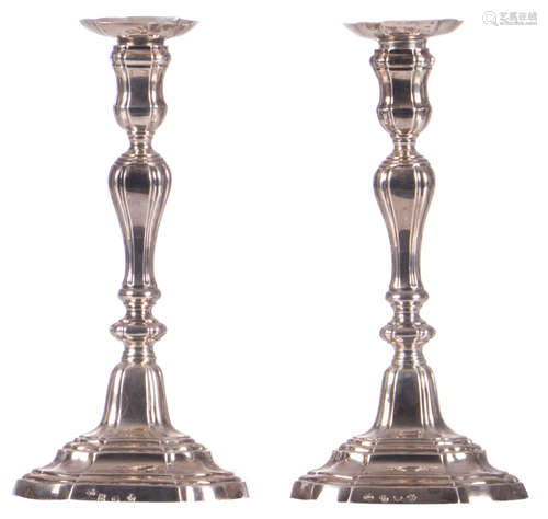 A pair of silver candlesticks, French Régence, Bruges hallmark, date letter (17)69, maker's mark M.O. (Ioannes Van Moortele - master since 1747), owners' marks J.V.D / P.V.S, H 24,2 cm - Weight: 791g