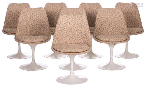 A set of eight tulip chairs, design Eero Saarinen, produced by Knoll, H 81 - W 51 cm