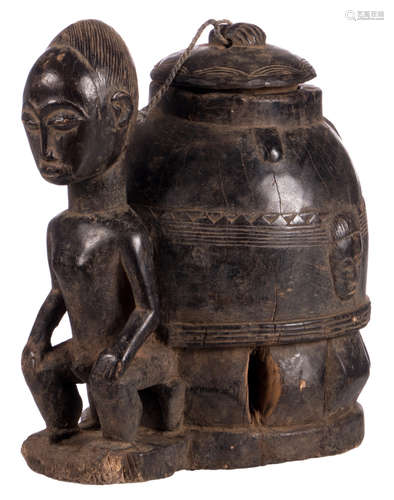 An antropomorphic African wooden  jar and cover, H 30 cm