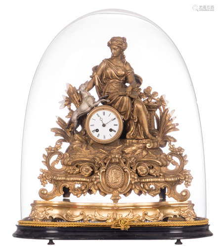 A gilt and silver plated bronze mantle clock, on a gilt wooden base with an accompanying glass cover, H 52 (without cover) - H 63 cm (with cover)