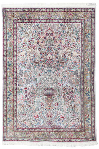 An Oriental rug with floral motifs and animals, Tabriz, wool on cotton, 212 x 295 cm