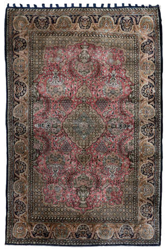 An Oriental silk rug, floral decorated, 104,5 x 159,5 cm