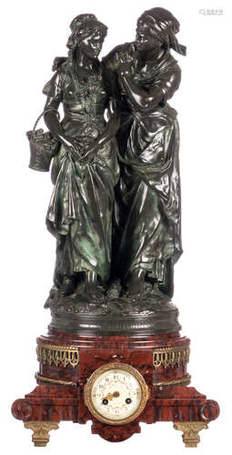 A rouge impérial base mantle clock, with bronze mounts, on top 'La Surprise', a statue by Gregoire L., green patinated bronze, foundry mark Raingo, H 67 cm