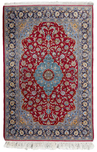 An Oriental rug with floral motifs and a central medaillon, Kashan, wool on cotton, 139 x 208 cm