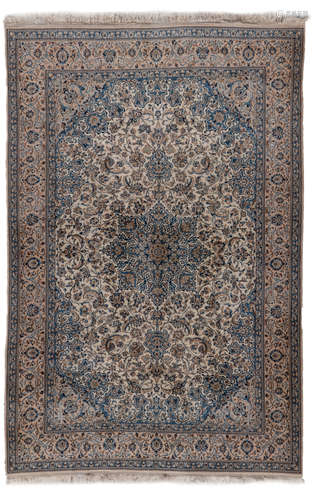 An Oriental rug, floral decorated with a central medaillon, wool on cotton, 221,5 x 330 cm