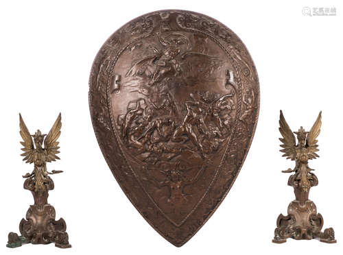 A cast brass and pear shaped shield, Renaissance style relief decorated; added a pair of bronze dragon shaped andirons, H 38 - 73,5 cm