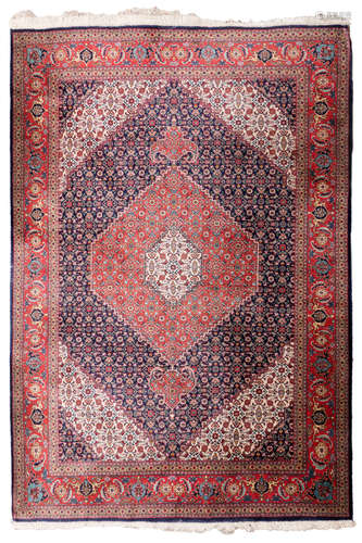 An Oriental rug with floral motifs, wool on cotton, 199 x 290 cm