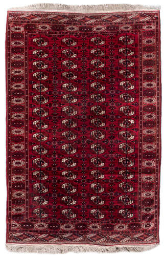 An Oriental rug decorated with floral motifs, wool on cotton, 212 x 327 cm