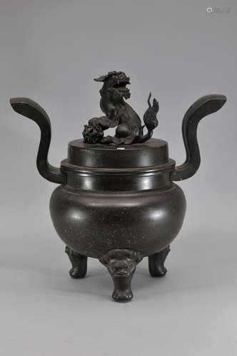 Bronze censer. Japan. 18th/19th century. Heaven soaring handle, Shishi feet and finial top pierced with a Man character. Long inscription on the inside of the rim of the body. 16