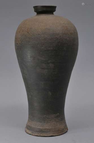 Stoneware vase. Korea. Koryo period. 9th century. Maebyong shape. Black mat glaze. 13