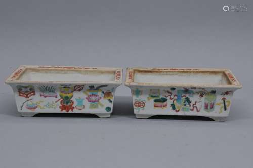 Pair of porcelain planters. China. 19th century. Famille Rose decoration of 