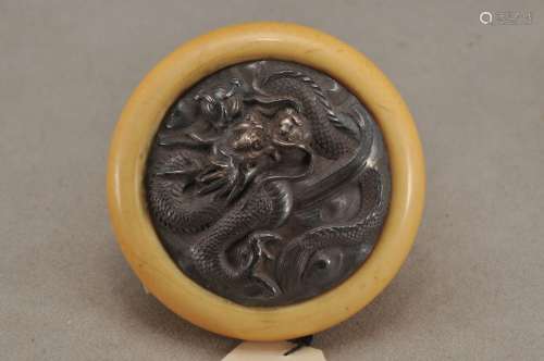 Kagamibuta Netsuke. Japan. 19th century. Repousse