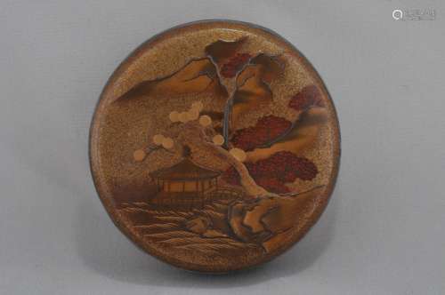 Incense box. Japan. 18th century. Gold lacquer with