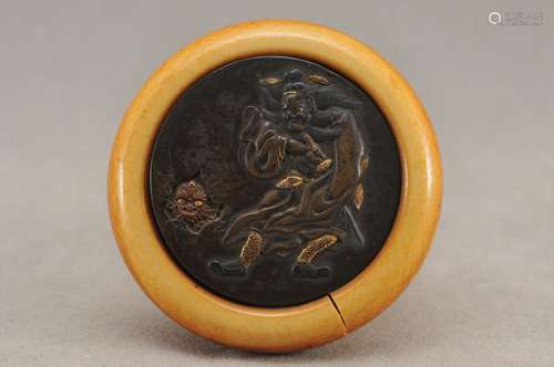 Kagamibuta Netsuke. Japan. 19th century. Mixed metal