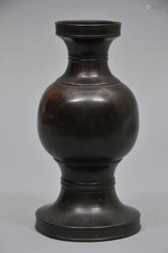 Bronze altar vase. Japan. 18th century. Wide flaring