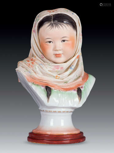 六十年代  粉彩披紗女半身像“景德鎮陶瓷研究所、聶藻喜作”款